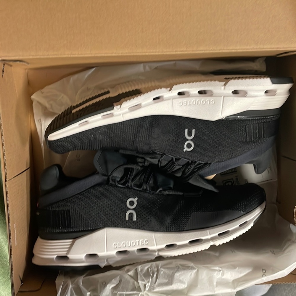 On could cloud nova black with white soles - Picture 1 of 3